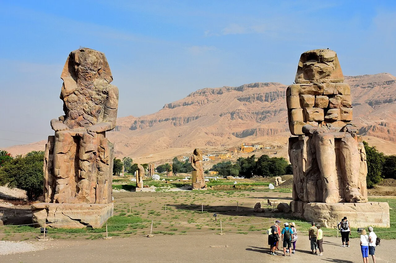 تمثالا ممنون — الأقصر