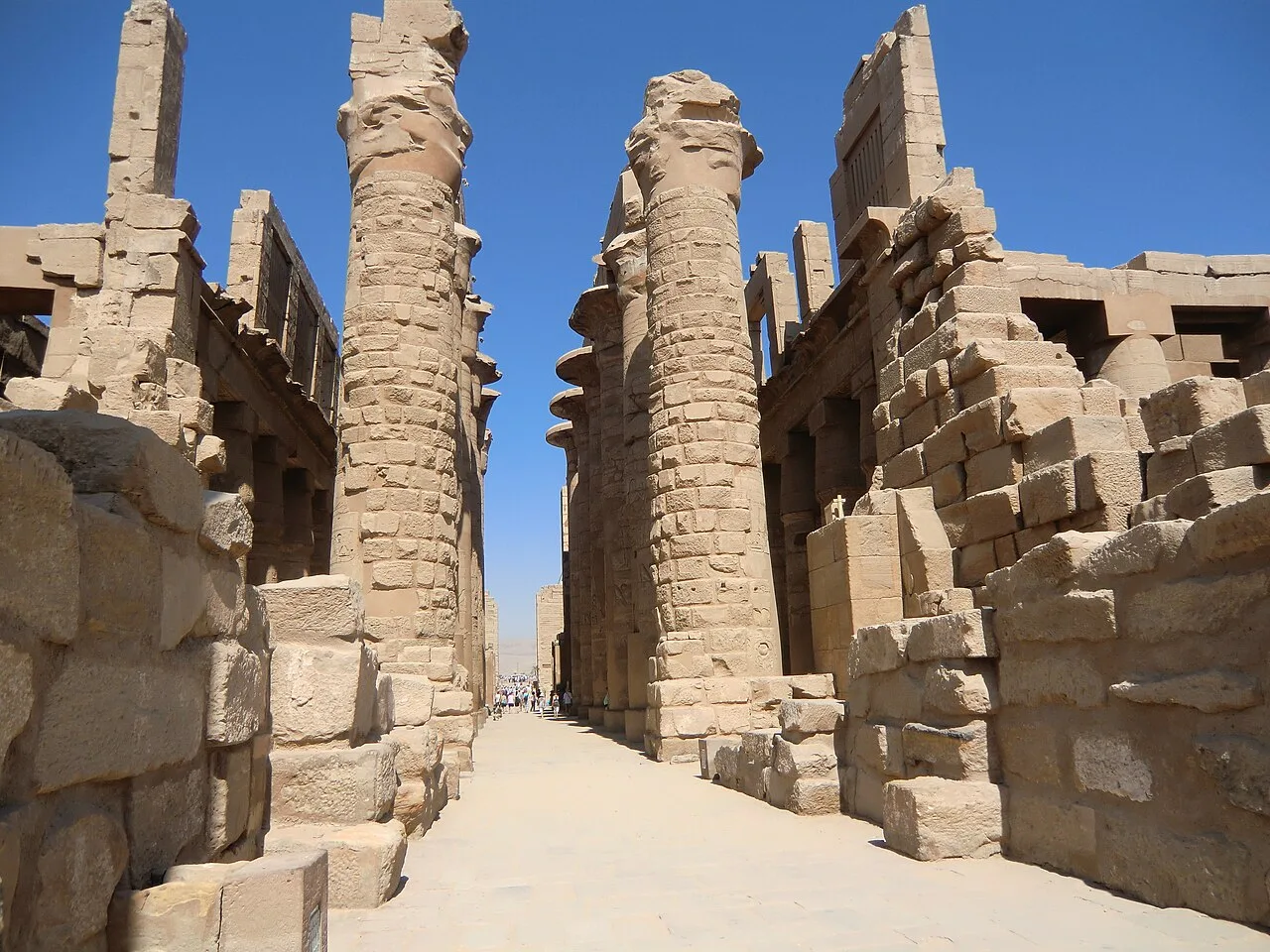 صالة الأعمدة الكبرى بالكرنك — الأقصر