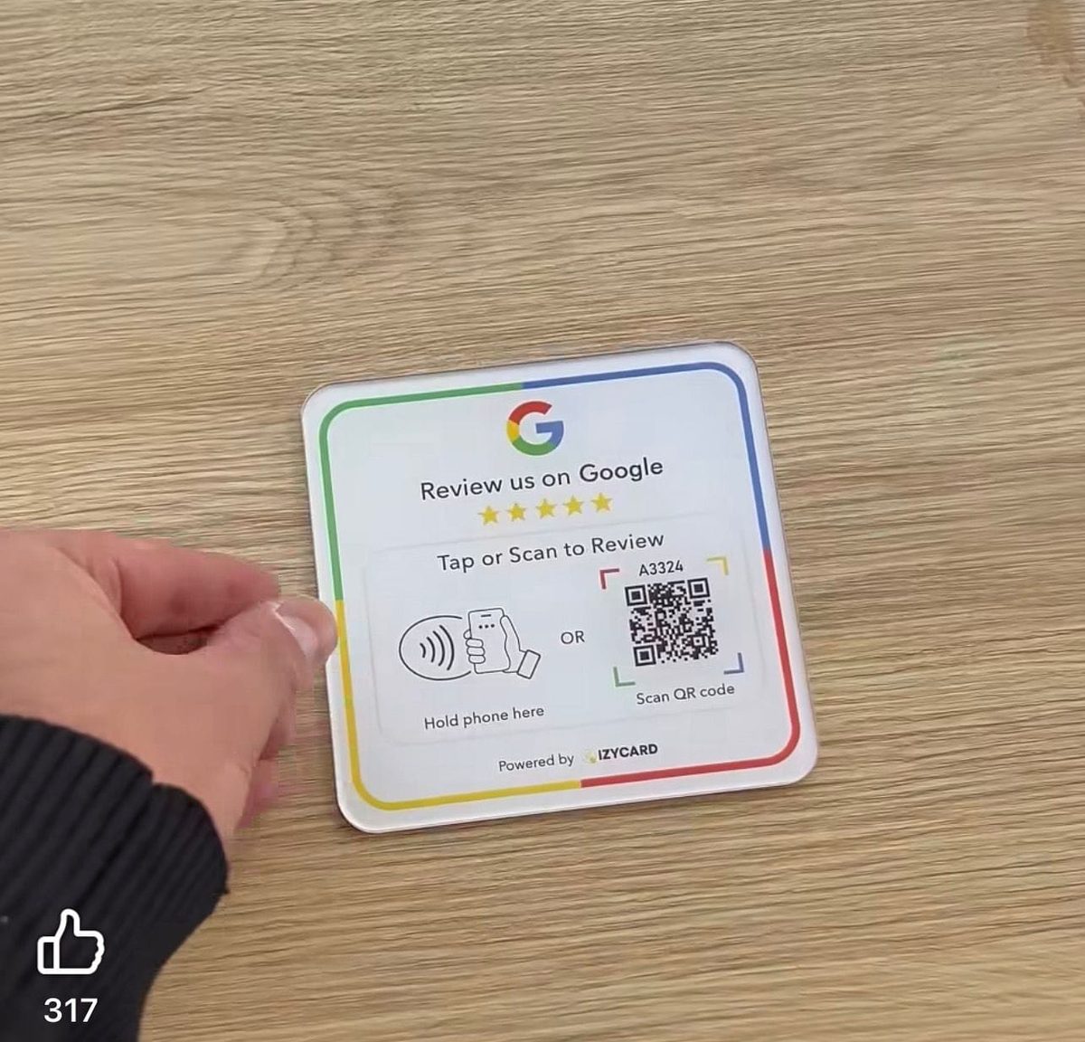 عميل يستخدم هاتفه لتقييم عمل على جوجل عن طريق لمس ستاند NFC