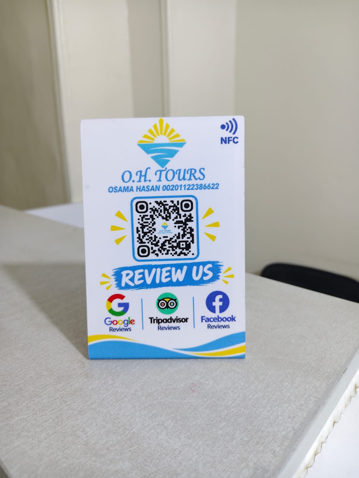 ستاند تقييم جوجل NFC لشركة O.H TOURS مع خيارات جوجل وتريب أدفايزر وفيسبوك