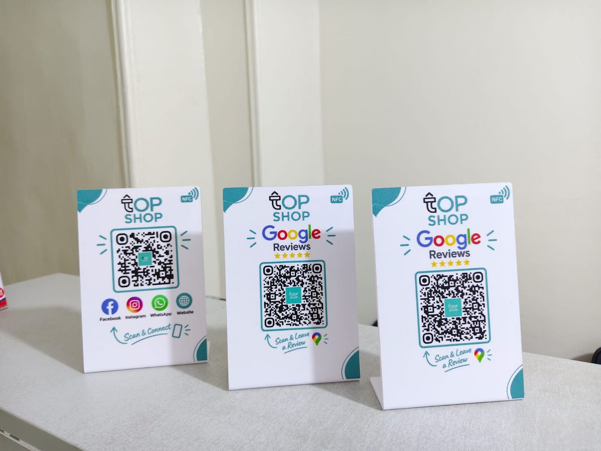 ستاند NFC لتقييمات جوجل خاص بمتجر TOP SHOP مع أيقونات فيسبوك وانستجرام