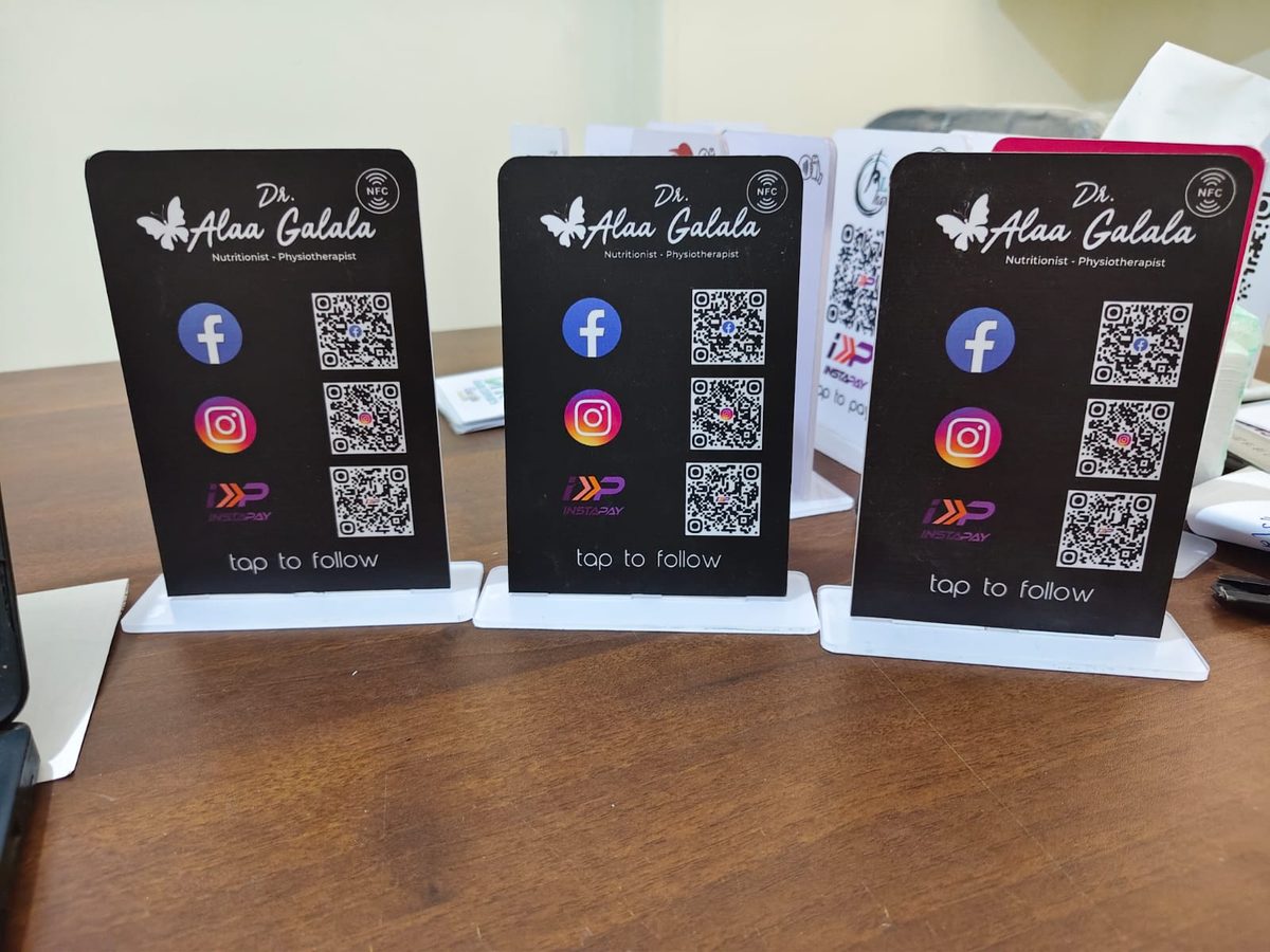 ثلاث ستاندات NFC لمتابعة حسابات السوشيال ميديا لعيادة د. آلاء جلال