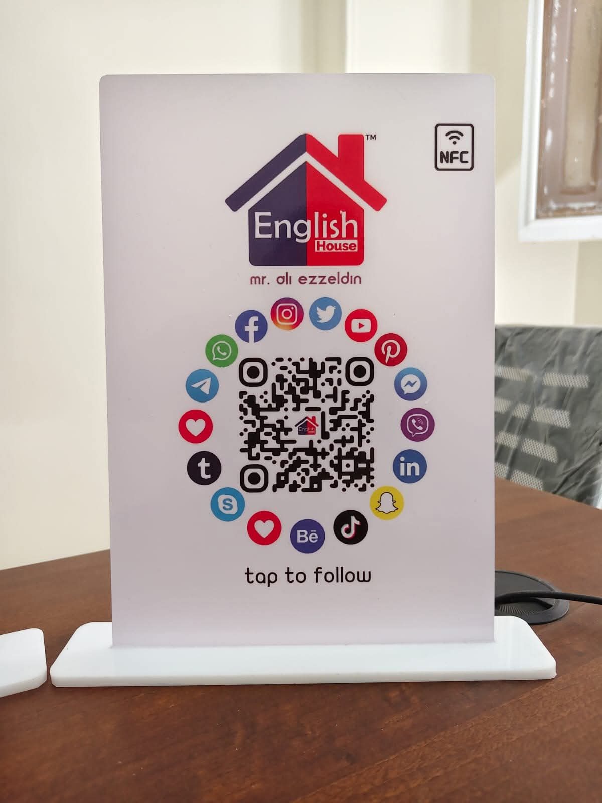 ستاند NFC لمتابعة السوشيال ميديا لمركز تعليم اللغة الإنجليزية