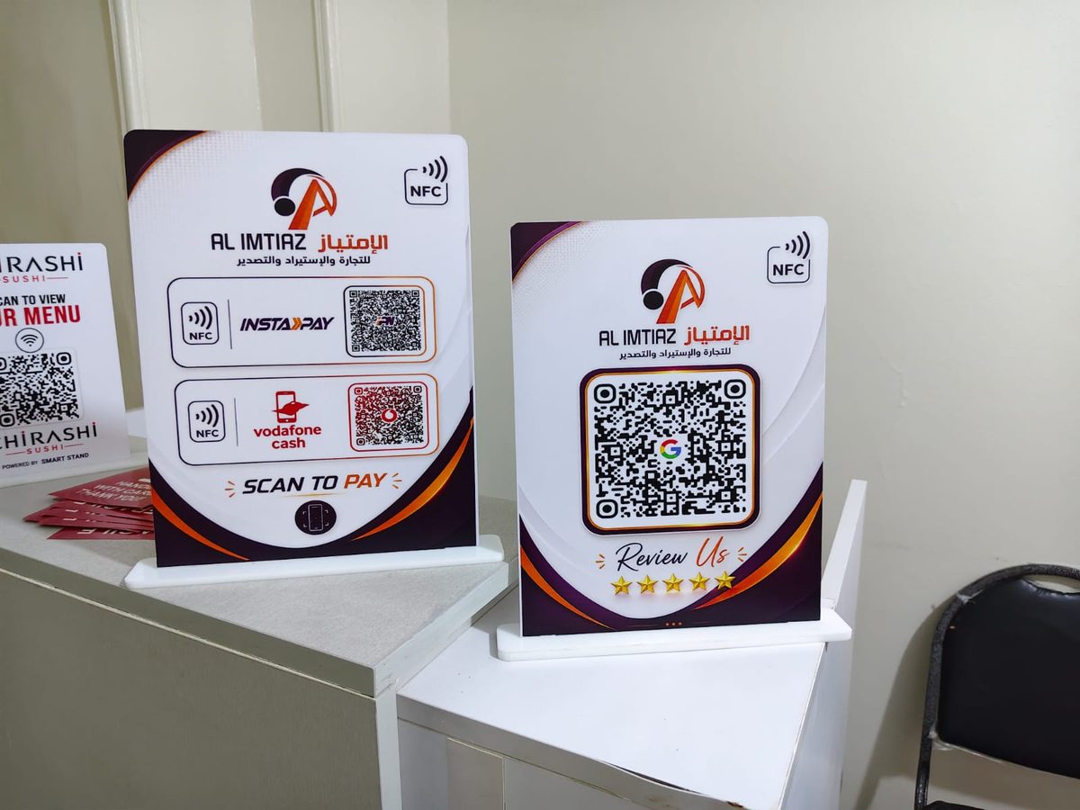 مجموعة ستاندات NFC لعملاء مختلفين معروضة على طاولة